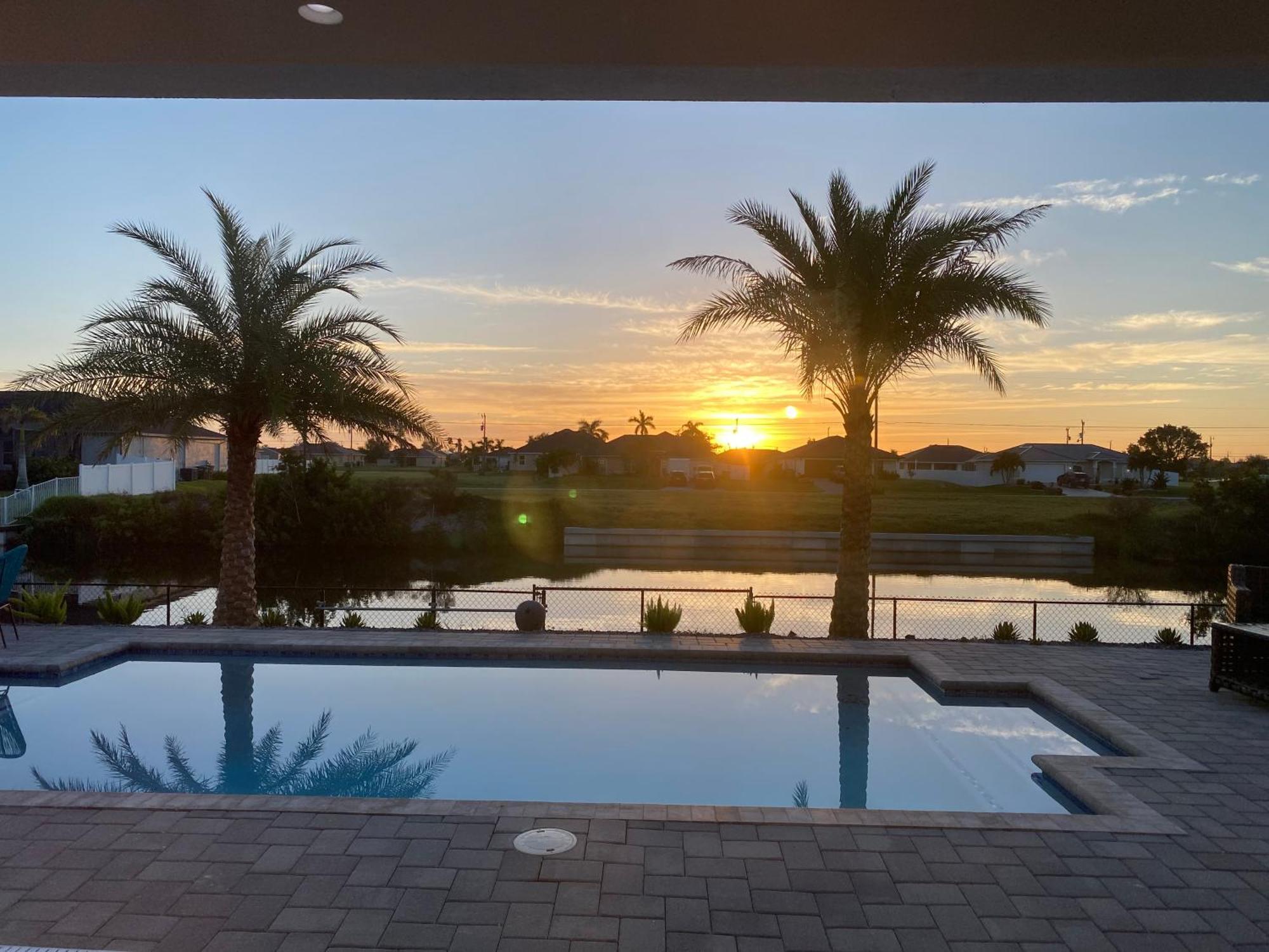 Canal Waterfront House-pool-fishing And Game * Cape Coral