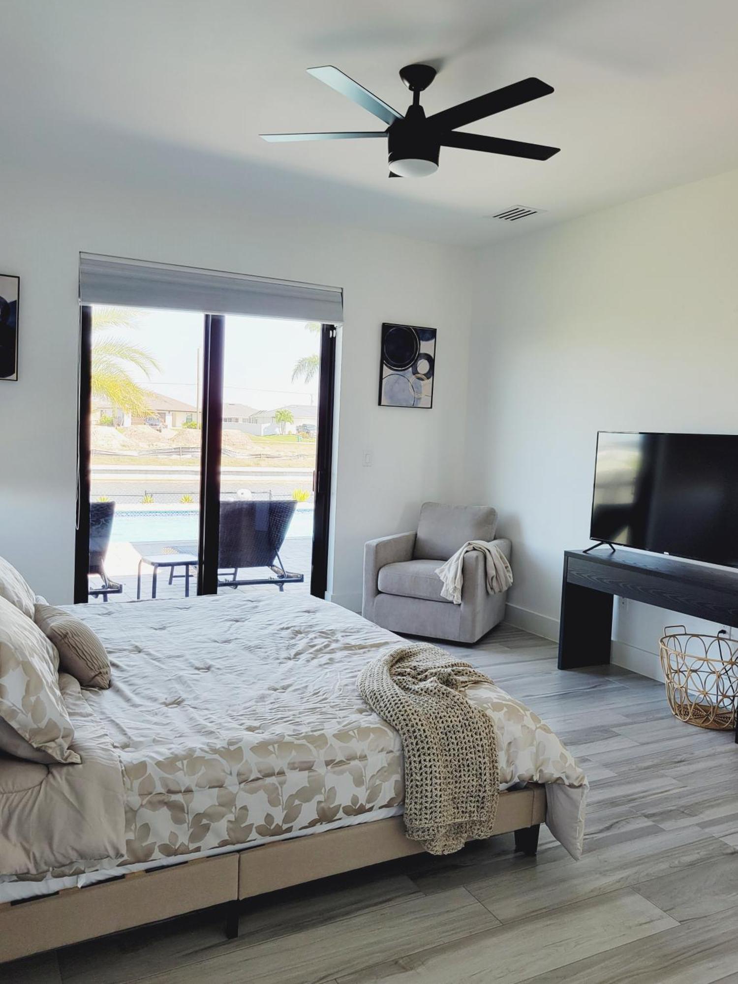 Canal Waterfront House-pool-fishing And Game *