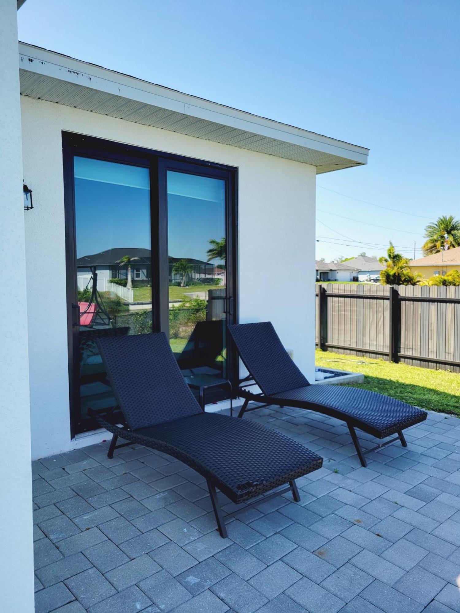 Canal Waterfront House-pool-fishing And Game Holiday home